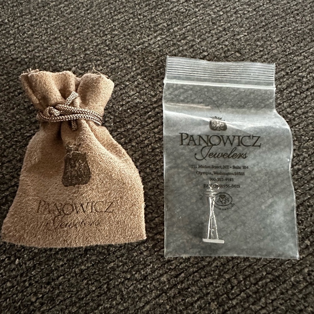 SEATTLE ❤️ SPACE NEEDLE CHARM IN STERLING SILVER- NWT